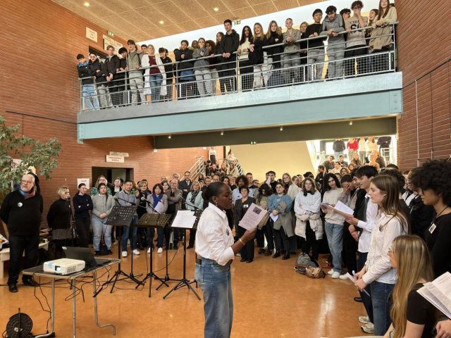 Hommage musical par la classe de 2nde 8 et de Make Art Bloch